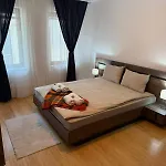 Wood Fireplace Duplex Near - Parking, Sleeps 6