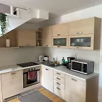 Wood Fireplace Duplex Near - Parking, Sleeps 6 Apartment *