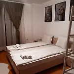 Apartment Wood Fireplace Duplex Near - Parking, Sleeps 6 *