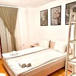 Wood Fireplace Duplex Near - Parking, Sleeps 6